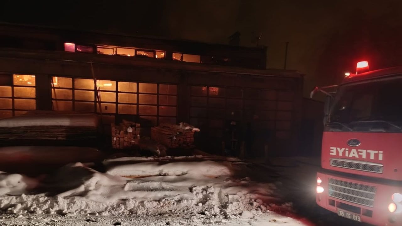 Erciş'te marangoz atölyesinde çıkan yangın itfaiye müdahalesiyle söndürüldü