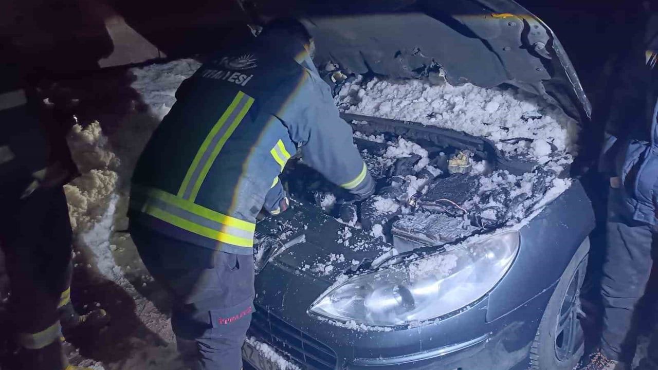 Erciş'te seyir halindeki Peugeot 407'nin motoru yandı; sürücü karla müdahale etti