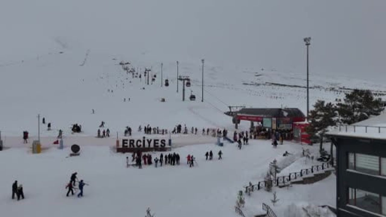Erciyes Kayak Merkezi'nde Sömestir Yoğunluğu: Tesisler 220 cm Karla Açık