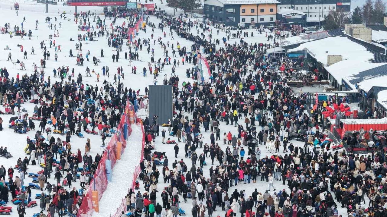 Erciyes Kayak Merkezi sömestir hafta sonunda 320 bin kişiyi ağırladı