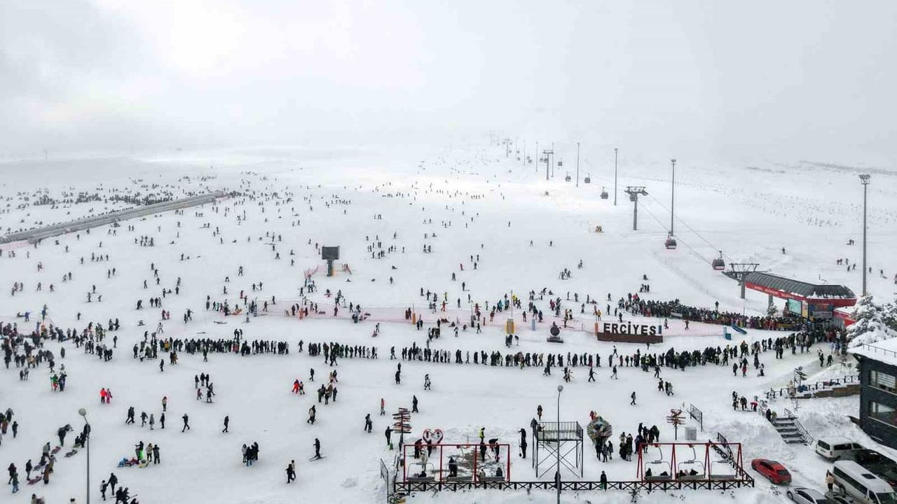 Erciyes Kayak Merkezi sömestirin ilk hafta sonunda 250 bin ziyaretçi ağırladı