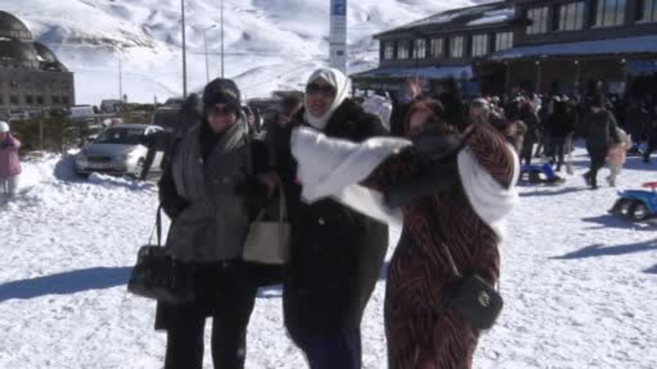 Erciyes’te Hafta Sonu Yoğunluğu: Binlerce Turist Kayak Keyfi İçin Akın Etti