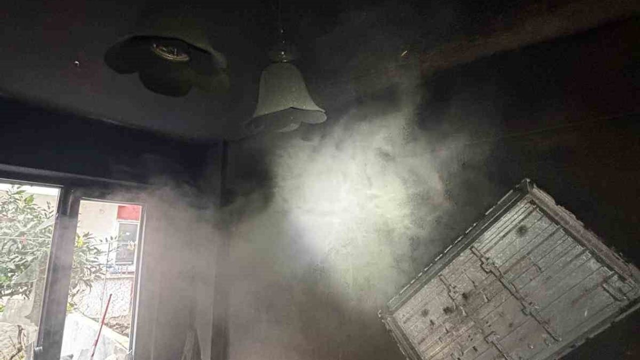 Erdek'te apartman dairesinde çıkan yangın söndürüldü; daire küle döndü