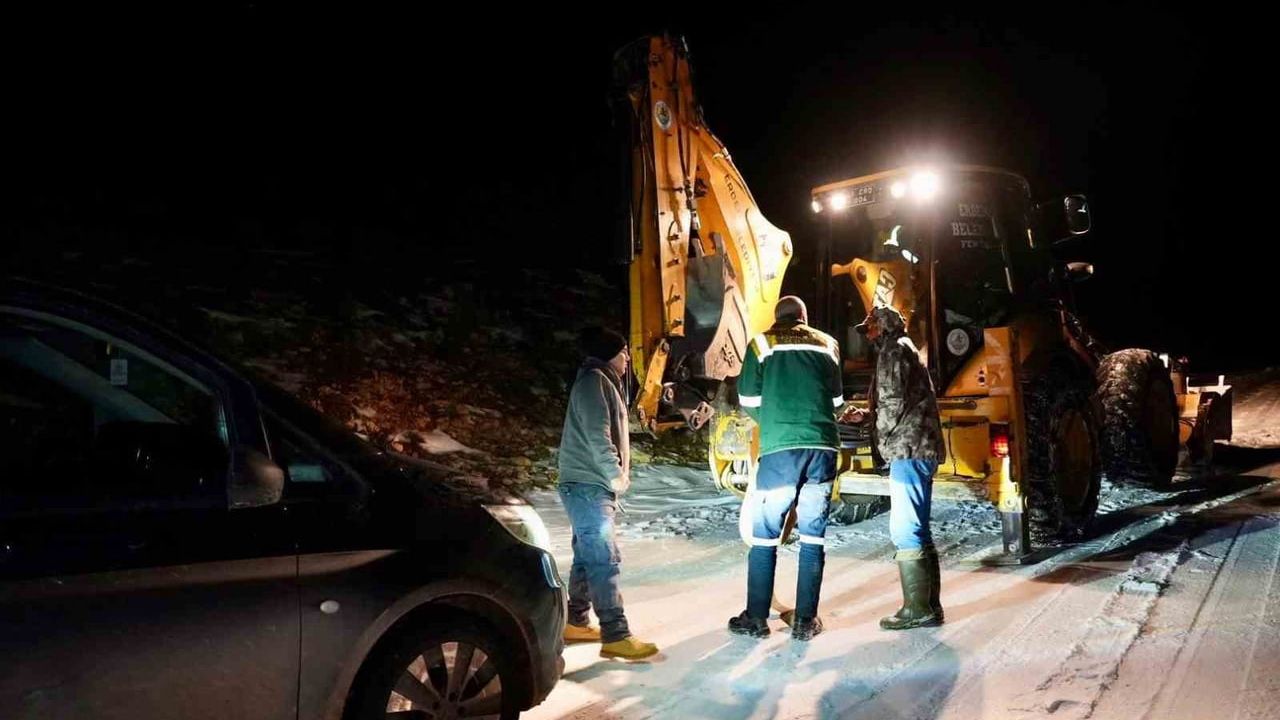 Erdemli'de Evdilek Yaylası'nda kar ve buzlanma nedeniyle 2 kişi kurtarıldı
