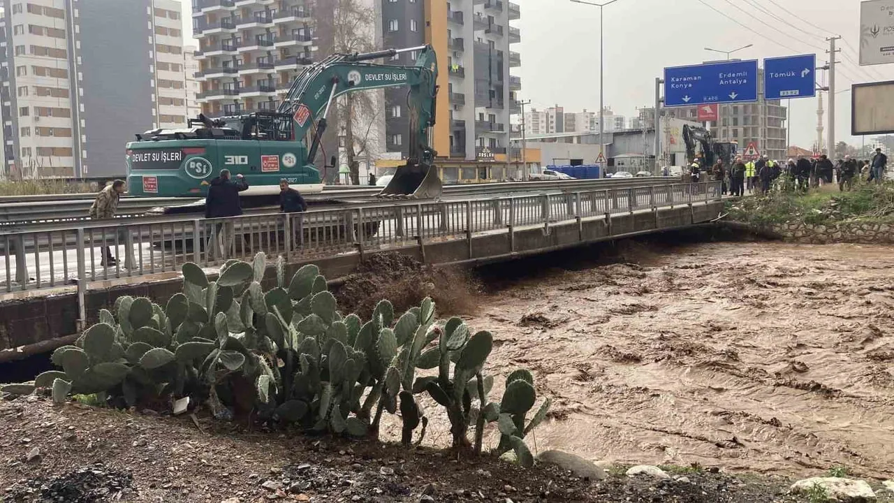 Erdemli'de kuvvetli yağış sele yol açtı: Köprü yıkıldı, tarım arazileri sular altında kaldı