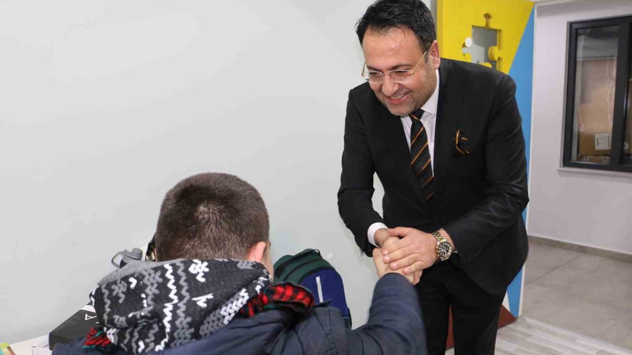 Erdemliler Hareketi'nden Diyarbakır'da bin kişiye mont ve bot yardımı