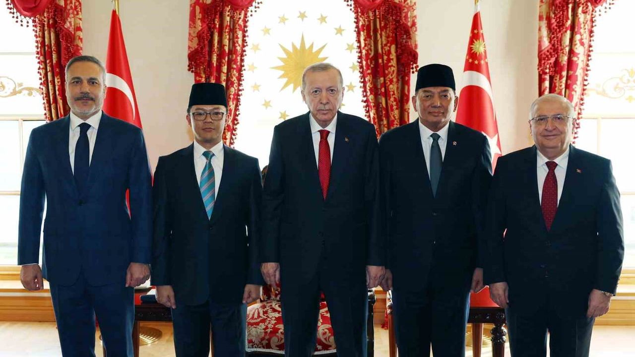 Erdoğan, Endonezya Dışişleri ve Savunma Bakanlarını Dolmabahçe'de kabul etti