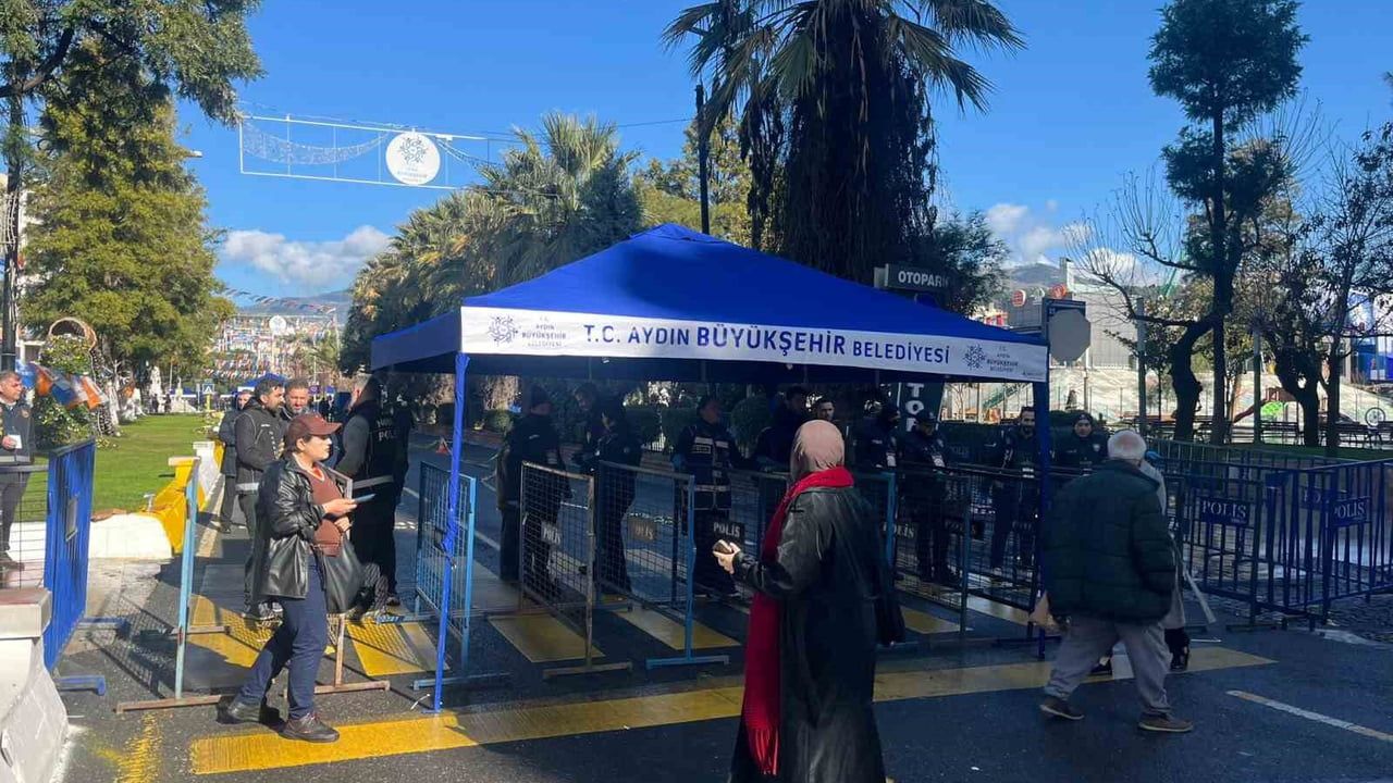Erdoğan'ın Aydın programı öncesi vatandaşlar Atatürk Kent Meydanı'na kontrollü şekilde alınıyor