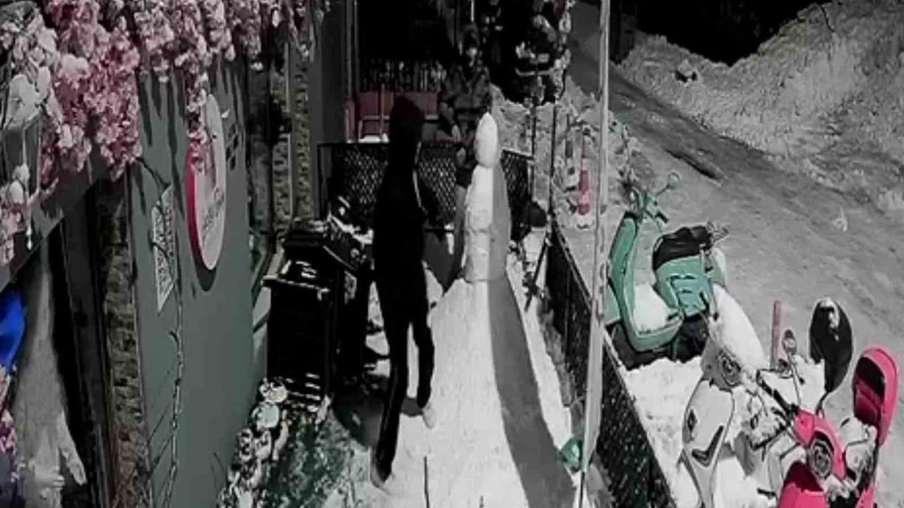 Ereğli’de esnafın yaptığı kardan adam gece yarısı parçalandı; güvenlik kamerası kaydetti