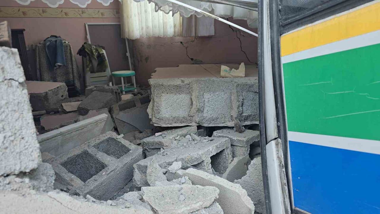 Ereğli'de halk otobüsü kontrolden çıkarak eve çarptı: Maddi hasar, can kaybı yok