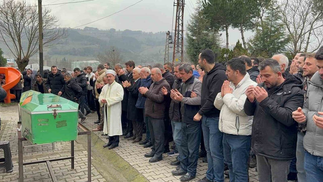 Ereğli'de otomobil tıra arkadan çarptı: 2 kişi öldü, kaza anları güvenlik kamerasında