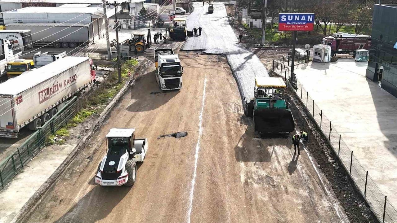 Erenler'de Kozluk Caddesi'nde Asfaltlama Başladı: Sanayi Ulaşımına Öncelik
