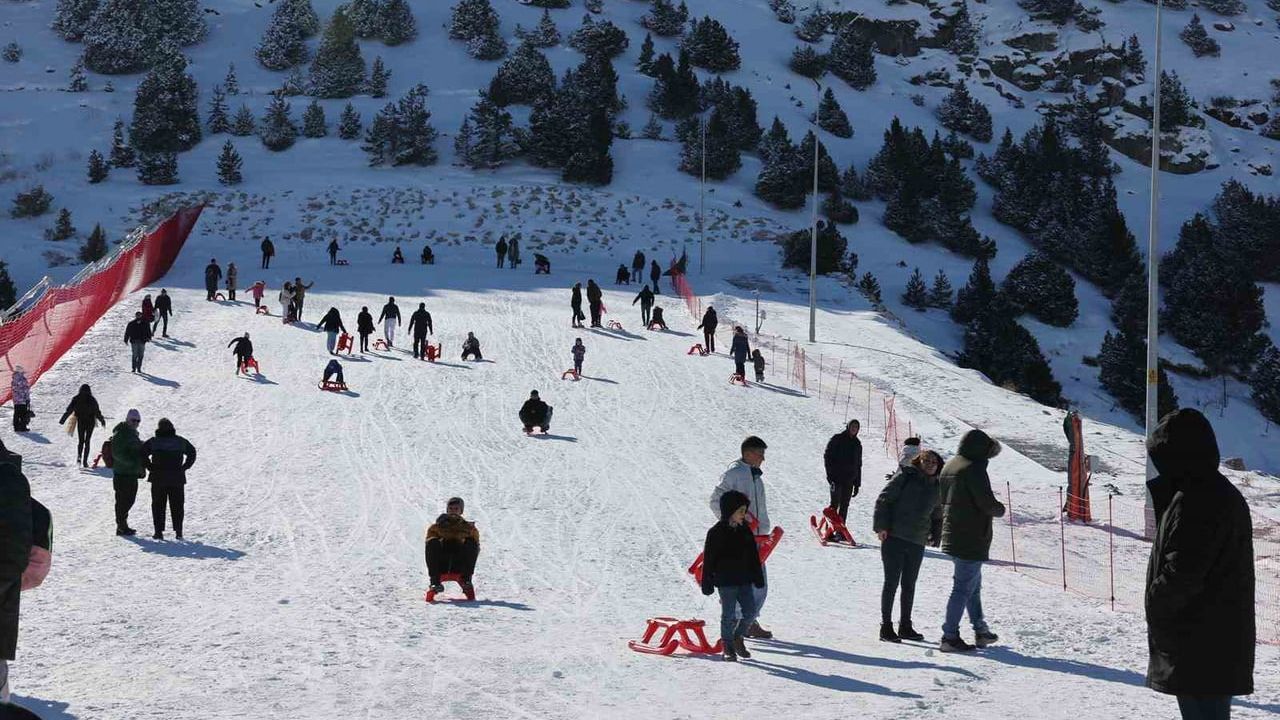 Ergan’da çocukların kızak keyfi: Kızak pisti ziyaretçilere açıldı