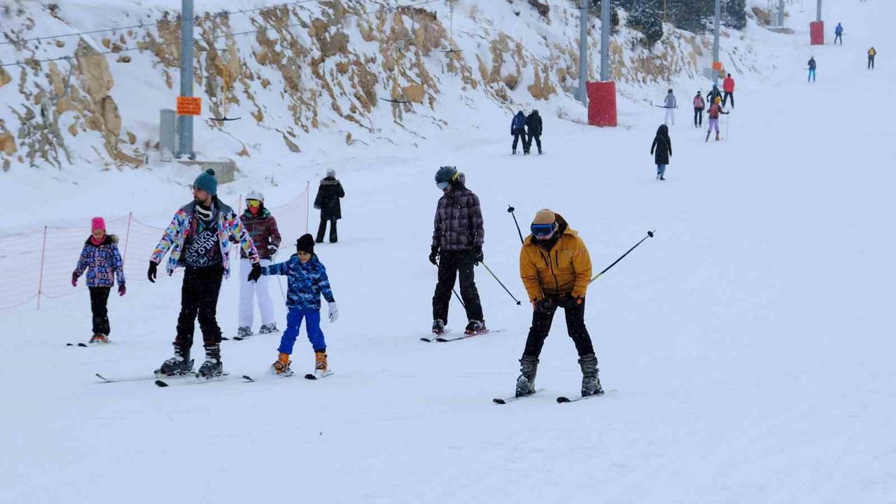 Ergan Dağı Kayak Merkezi hafta sonu yoğunluğuyla ziyaretçileri ağırladı