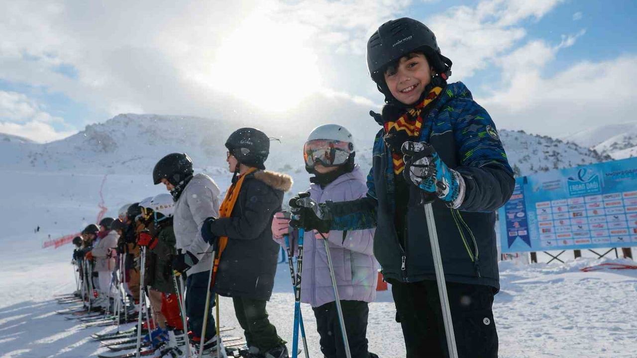 Ergan Dağı'nda 'Kayak Bilmeyen Kalmasın' Projesi: İlkokul 4. Sınıflara İlk Dersler