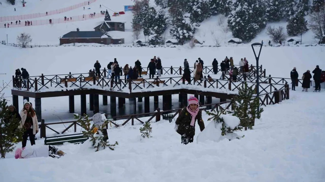 Ergan Kayak Merkezi'nde Sömestr Yoğunluğu: Kayak, Kızak ve Ardıçlı Gölü Manzarası