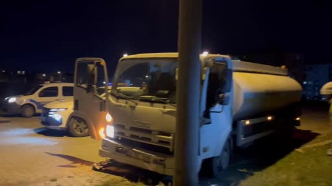 Ergene'de su tankeri, koyun sürüsünü ezmemek için manevra yapınca beton direğe çarptı
