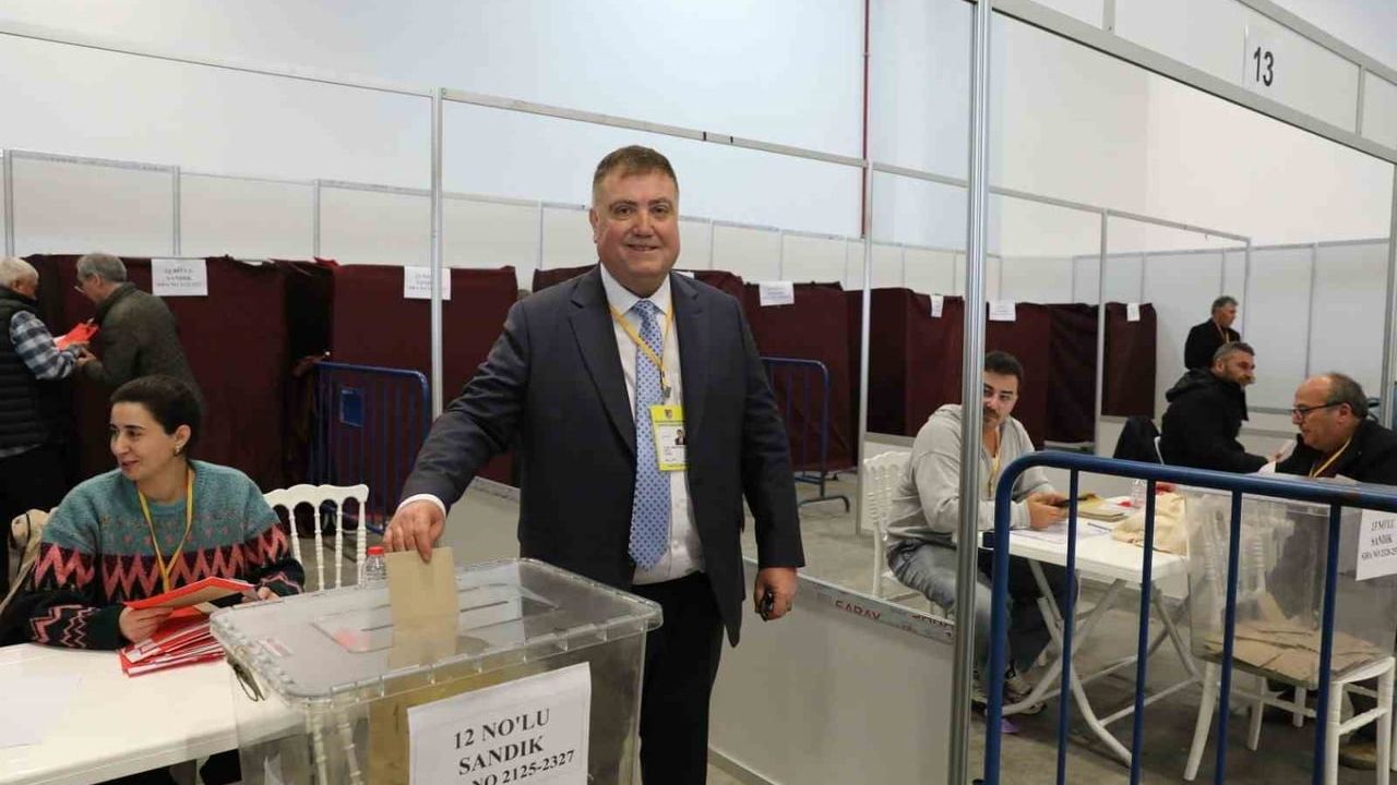 Erkan Özkan yeniden başkanlığa seçildi — İzmir Şoförler ve Otomobilciler Esnaf Odası