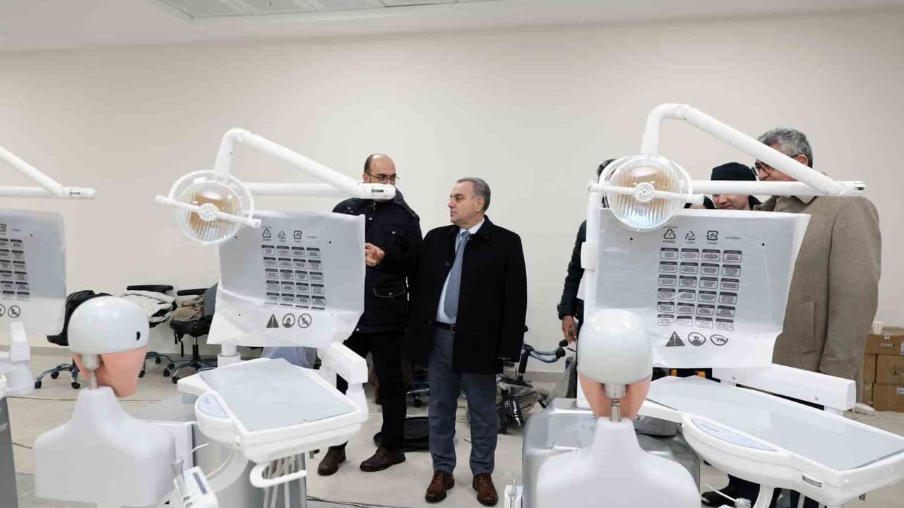 ERÜ Rektörü Prof. Dr. Fatih Altun, Yeni Diş Hastanesi Ek Binasında İnceleme Yaptı