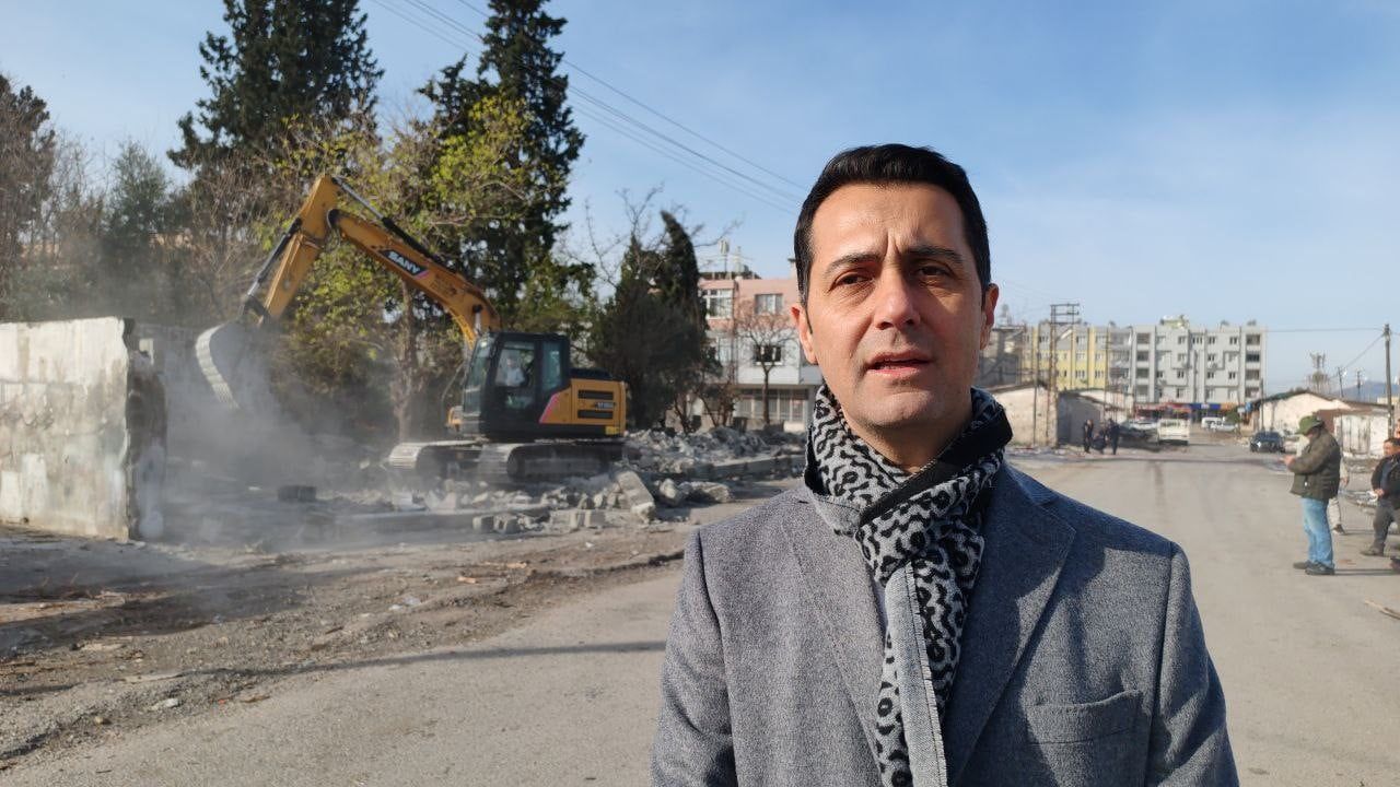 Erzin’de 47 yıllık sanayi sitesinin yıkımına başlandı