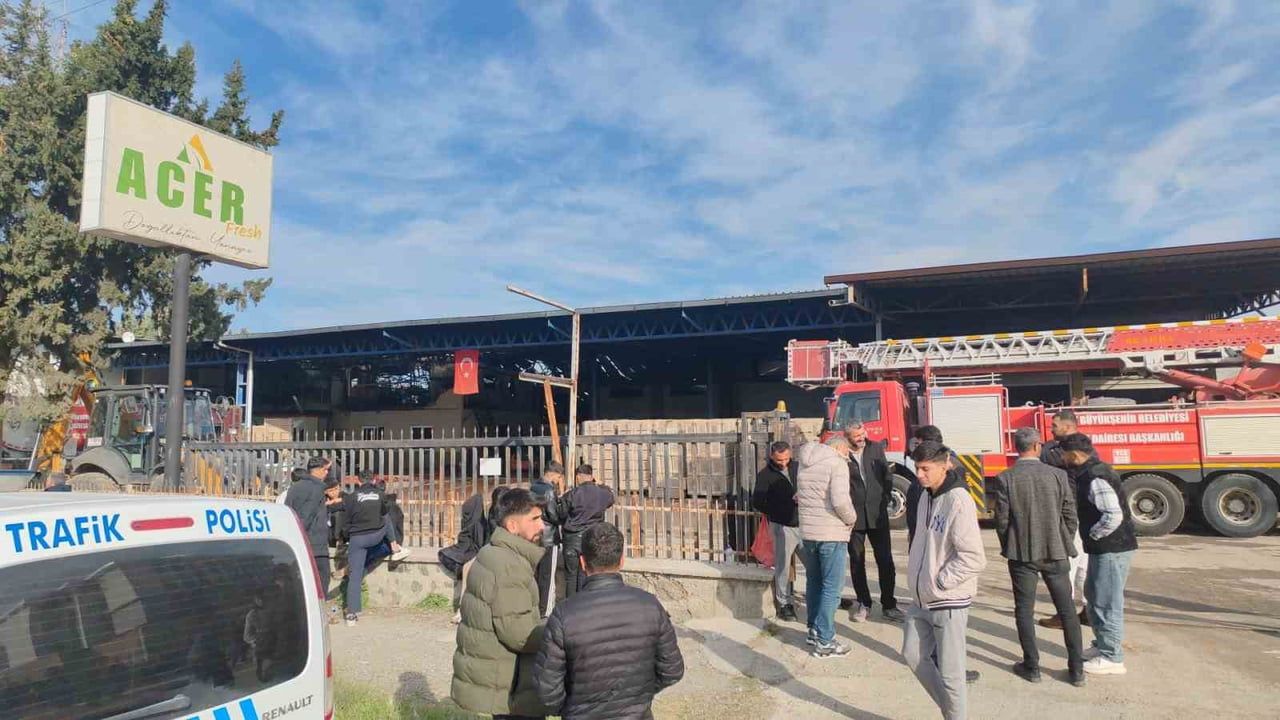 Erzin'de Acer Fresh fabrikasında yangın: 19 yaşındaki işçi dumandan etkilenerek hayatını kaybetti