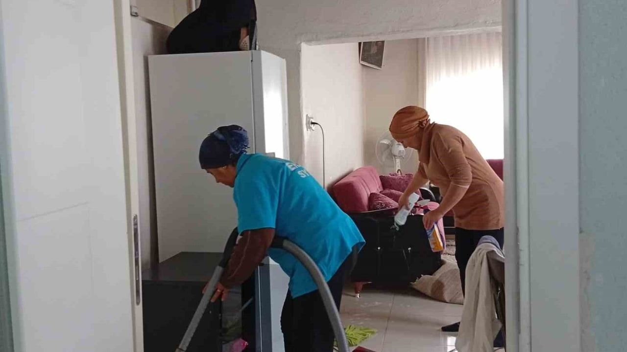 Erzin'de 'Evde Temizlik ve Vefa' projesi bakıma muhtaç vatandaşlara düzenli destek sağlıyor