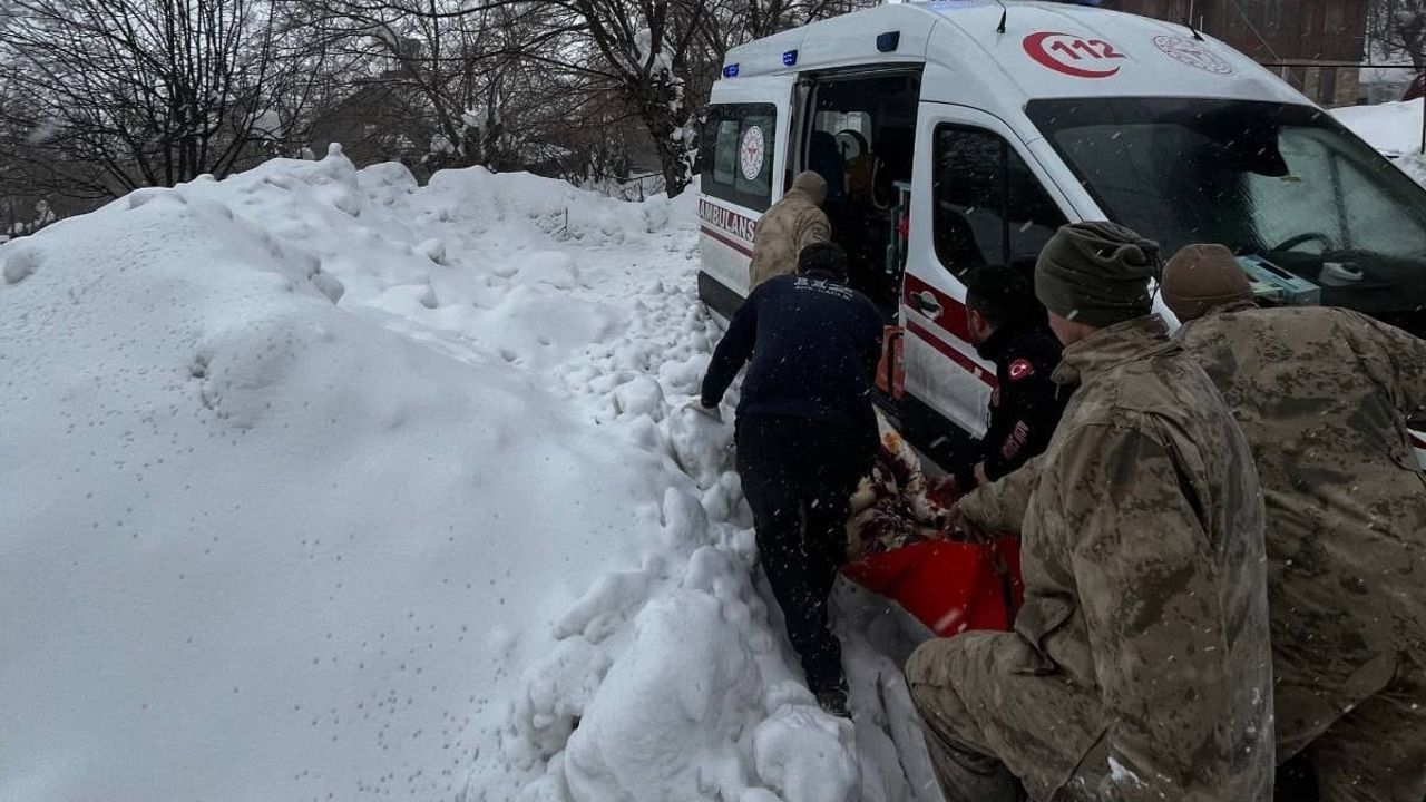 Erzincan Başbağlar'da yolu kapanan hasta kadın ekiplerin çabasıyla hastaneye ulaştırıldı