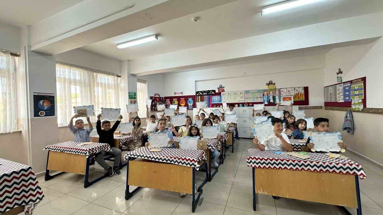 Erzincan'da 2025-2026 Yarıyıl Karneleri Dağıtıldı: 41 bin 002 Öğrenci Tatile Başladı