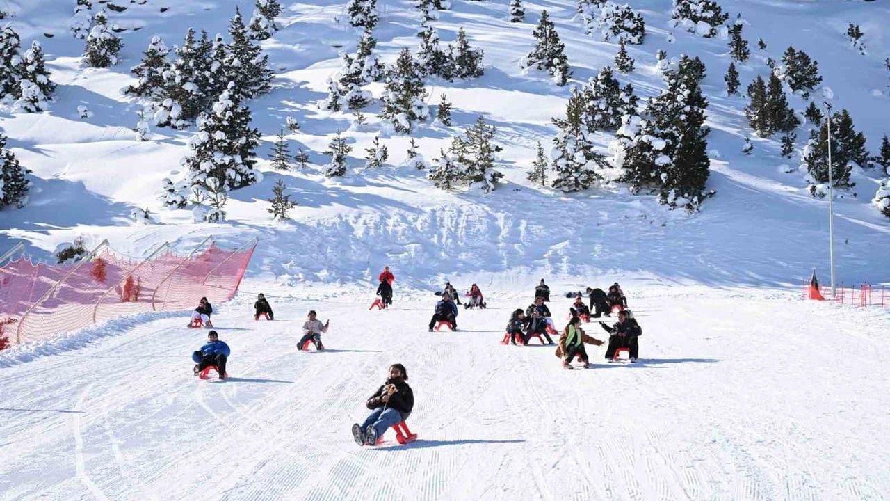 Erzincan'da 70 öğrenci Ergan Dağı'nda 'Değer Erzincan' projesi kapsamında kızak keyfi
