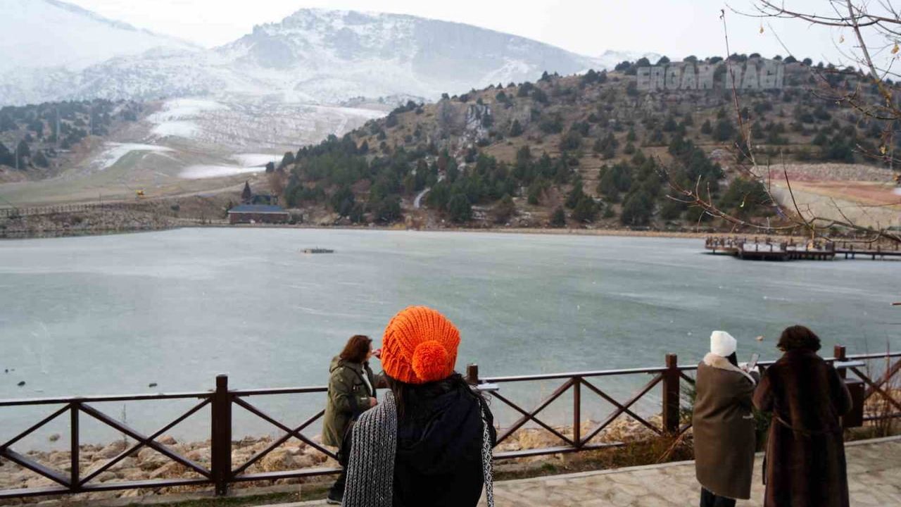 Erzincan'da Ardıçlı Gölü buzla kaplandı — Ergan Dağı'nda kış manzaraları ilgi çekti