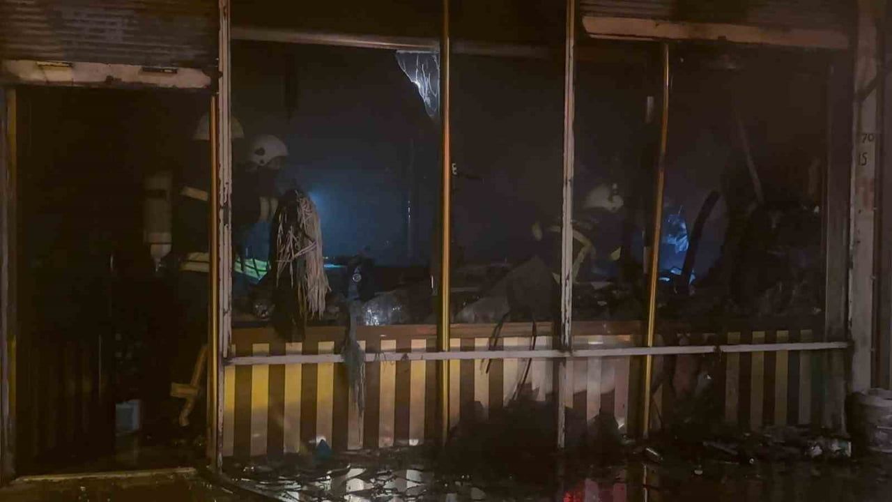 Erzincan'da çantacı dükkânında gece yangını: Tüm mallar kullanılamaz hale geldi