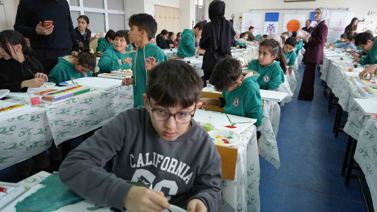 Erzincan'da çocuklar sanatla buluştu: Doğanın Çiçeklerine Açılan Kapı projesi