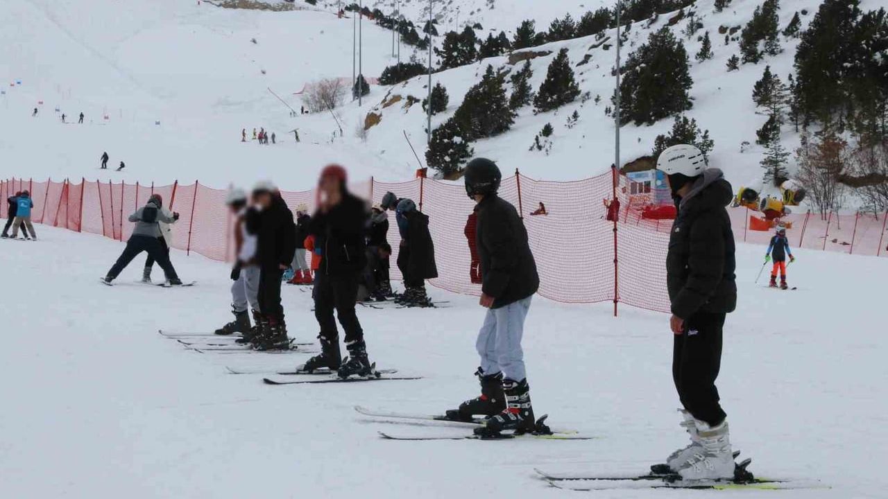 Erzincan'da Denetimli Serbestlikten SSÇ'lere Ergan Dağı'nda Kayak Etkinliği