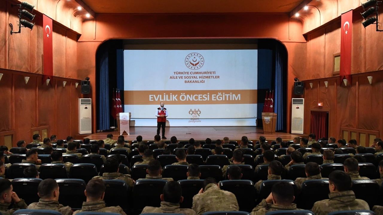 Erzincan'da er ve erbaşlara evlilik öncesi eğitim verildi