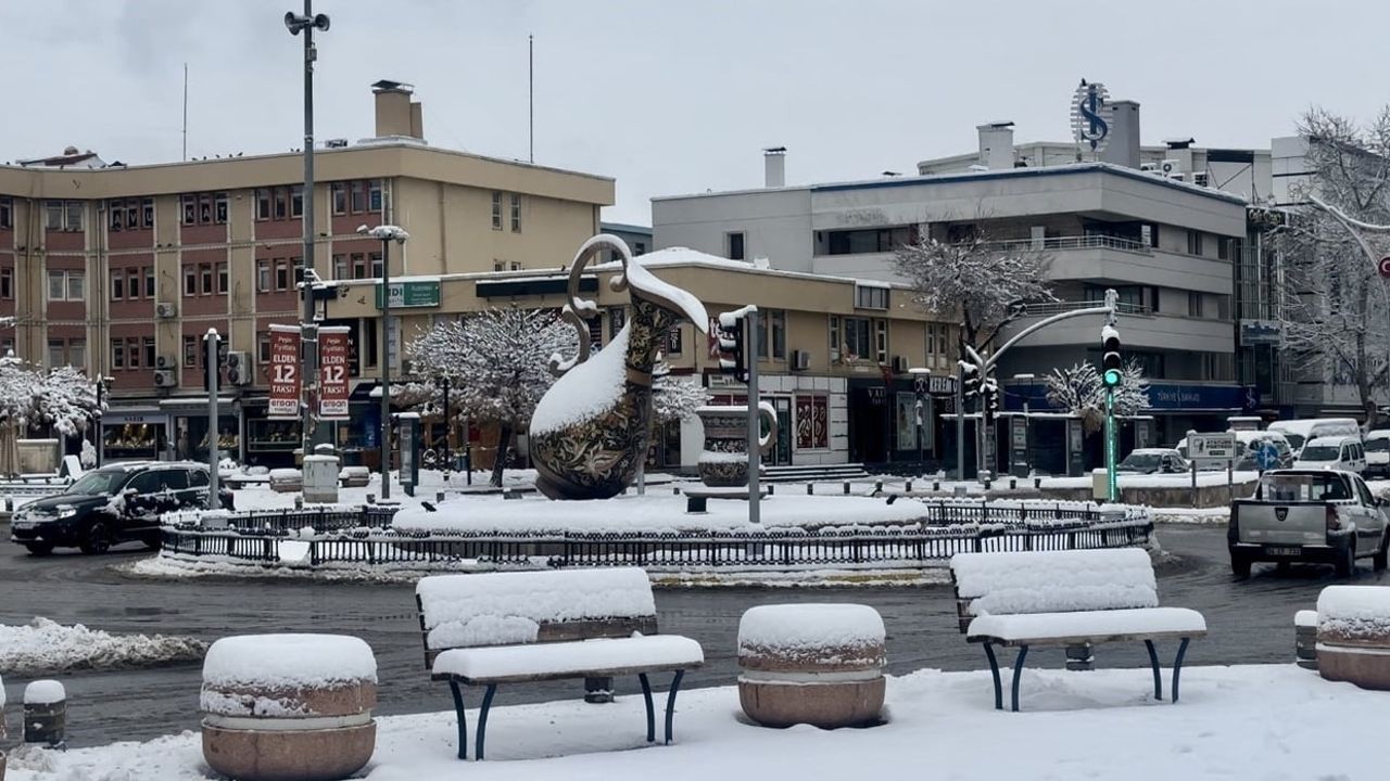 Erzincan'da gece başlayan kar yağışı kent merkezini ve yüksek kesimleri beyaza bürüdü