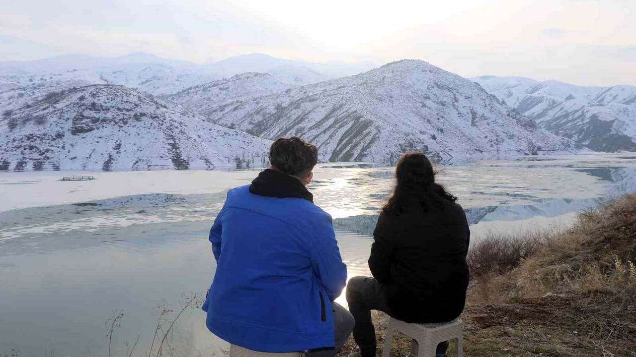Erzincan'da Göyne Sulama Barajı yüzeyi buzla kaplandı