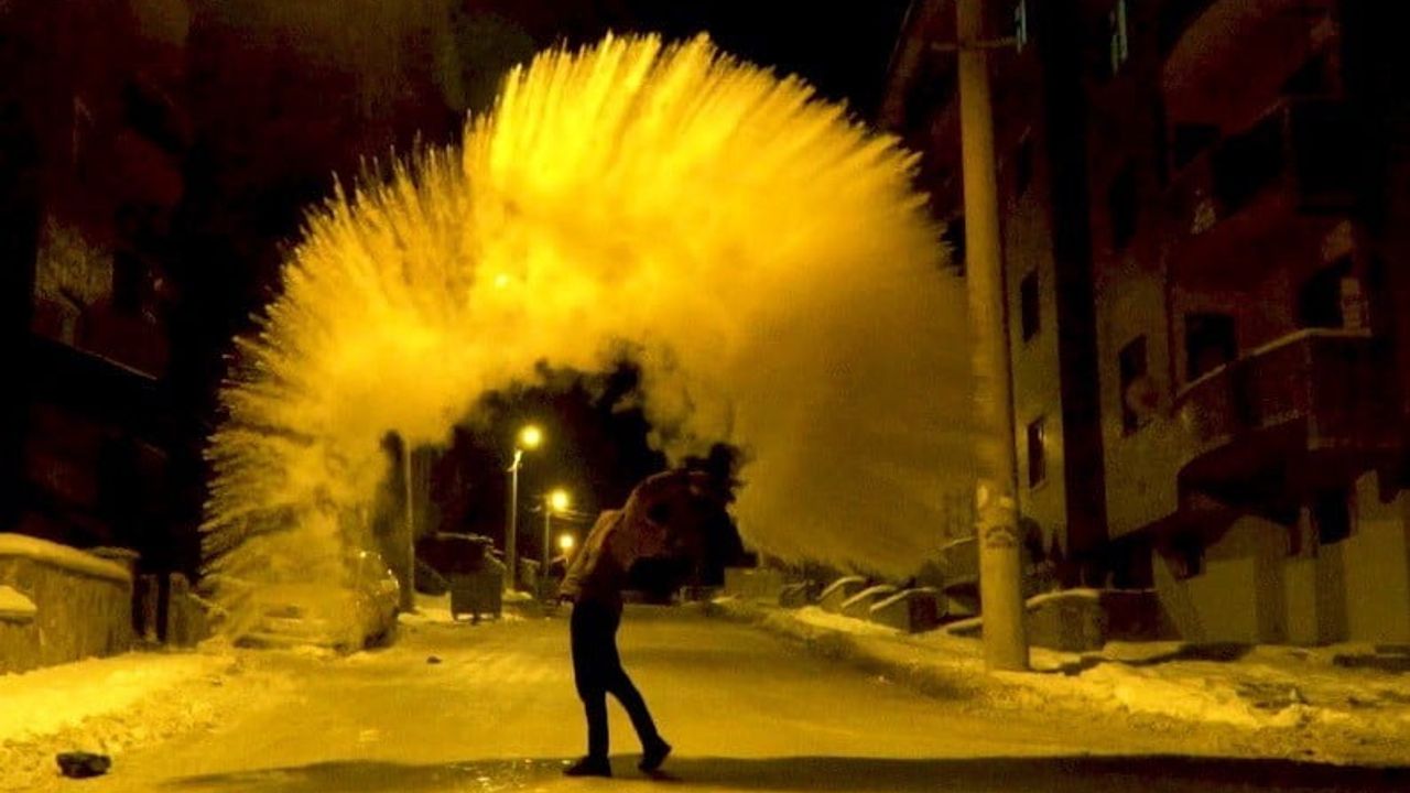 Erzincan'da havaya serpilen kaynar su eksi 10 derecede yere düşmeden buz taneciklerine dönüştü