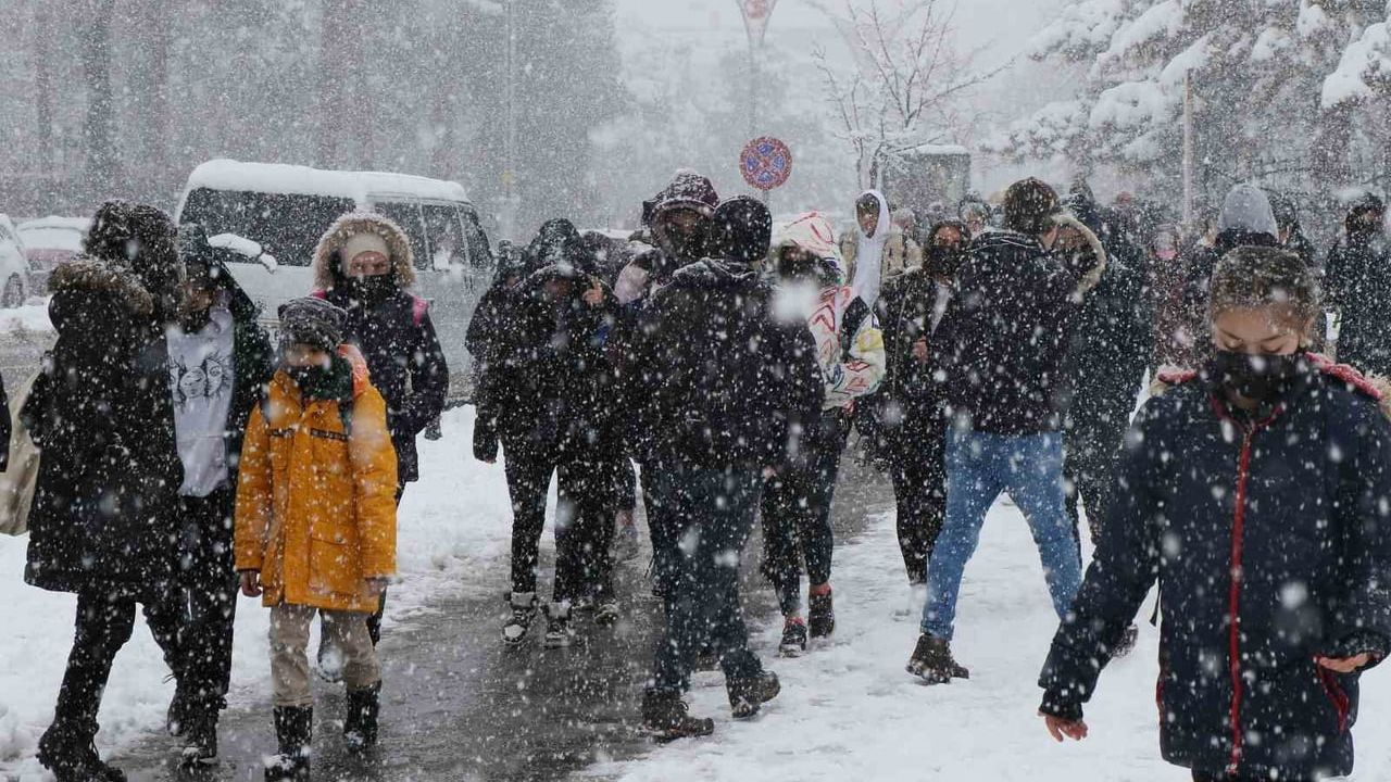 Erzincan'da kar nedeniyle Çayırlı ve Kemah ilçelerinde 13 Ocak'ta eğitime ara verildi