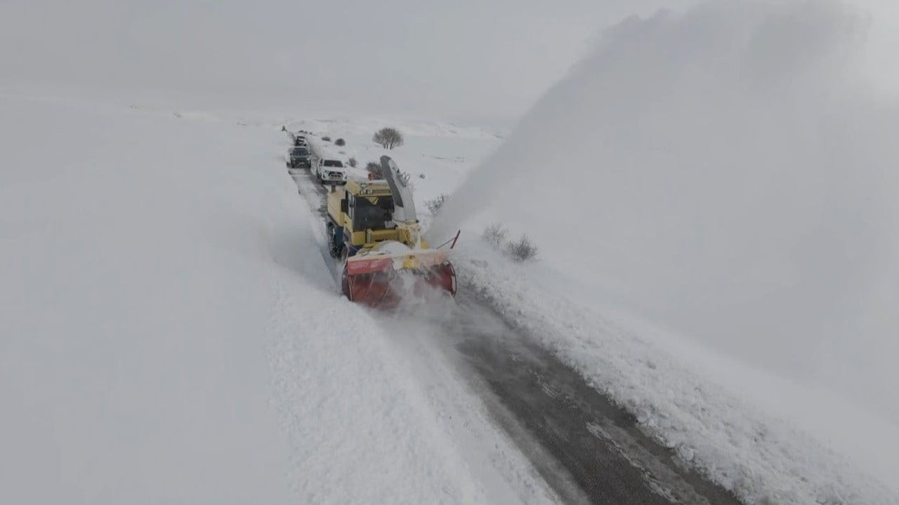 Erzincan'da kar ve tipi nedeniyle 328 köy yolu ulaşıma kapandı
