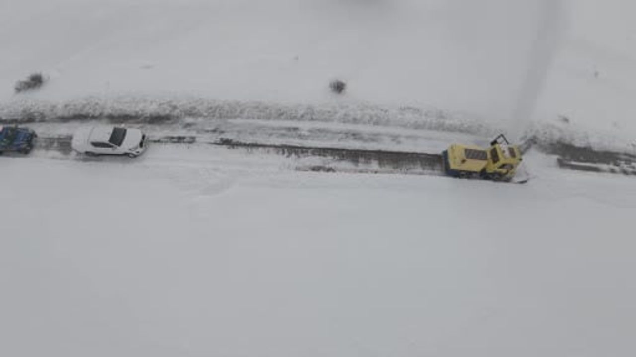 Erzincan'da kar ve tipi nedeniyle 328 köy yolu ulaşıma kapandı