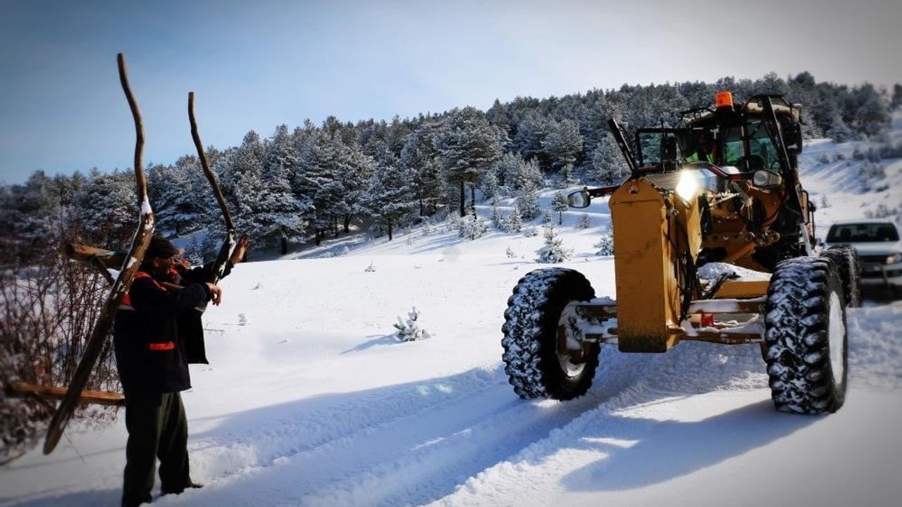 Erzincan'da kar ve tipi nedeniyle 56 köy yolu ulaşıma kapandı