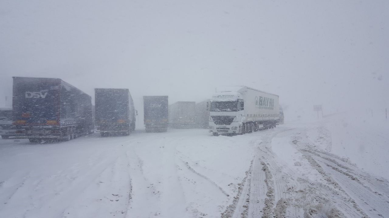 Erzincan’da kar ve tipi ulaşımı etkiledi — Erzincan-Sivas yolunda ağır tonajlı araçların geçişi durduruldu