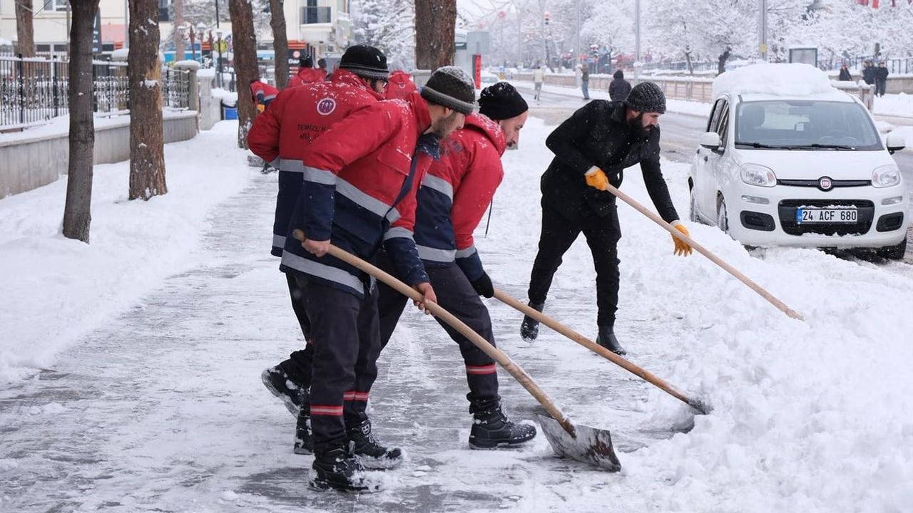 Erzincan'da karla mücadele: Belediye ekipleri şehir genelinde 7/24 çalışıyor