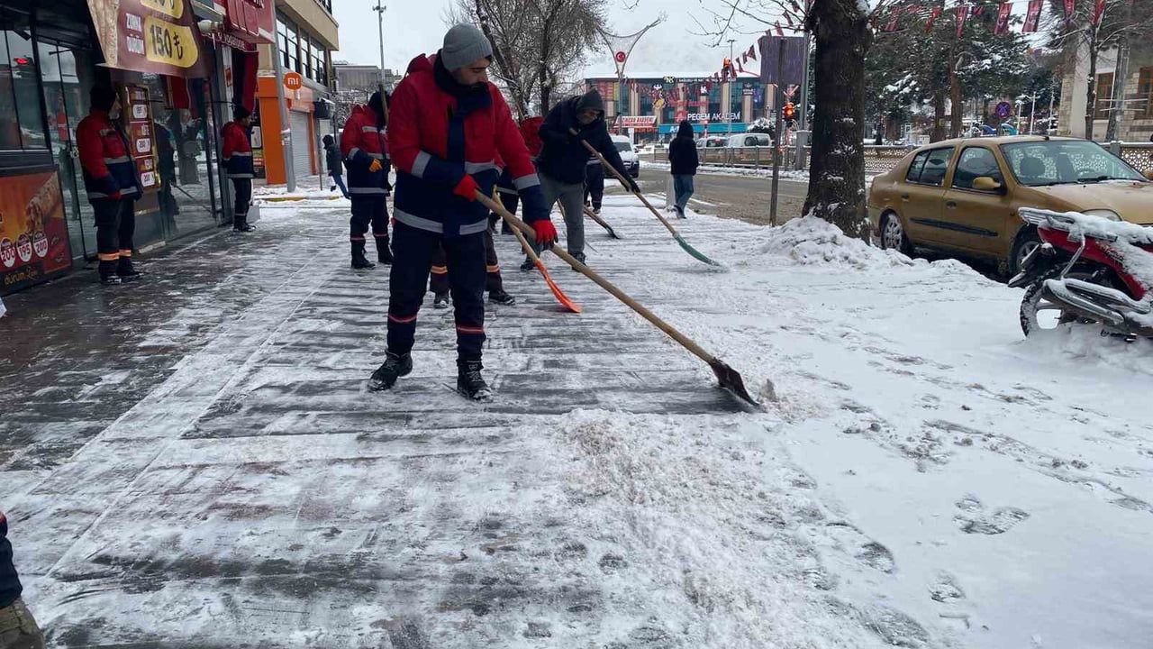Erzincan'da karla mücadele sürüyor: Belediye ekipleri 7 gün 24 saat sahada