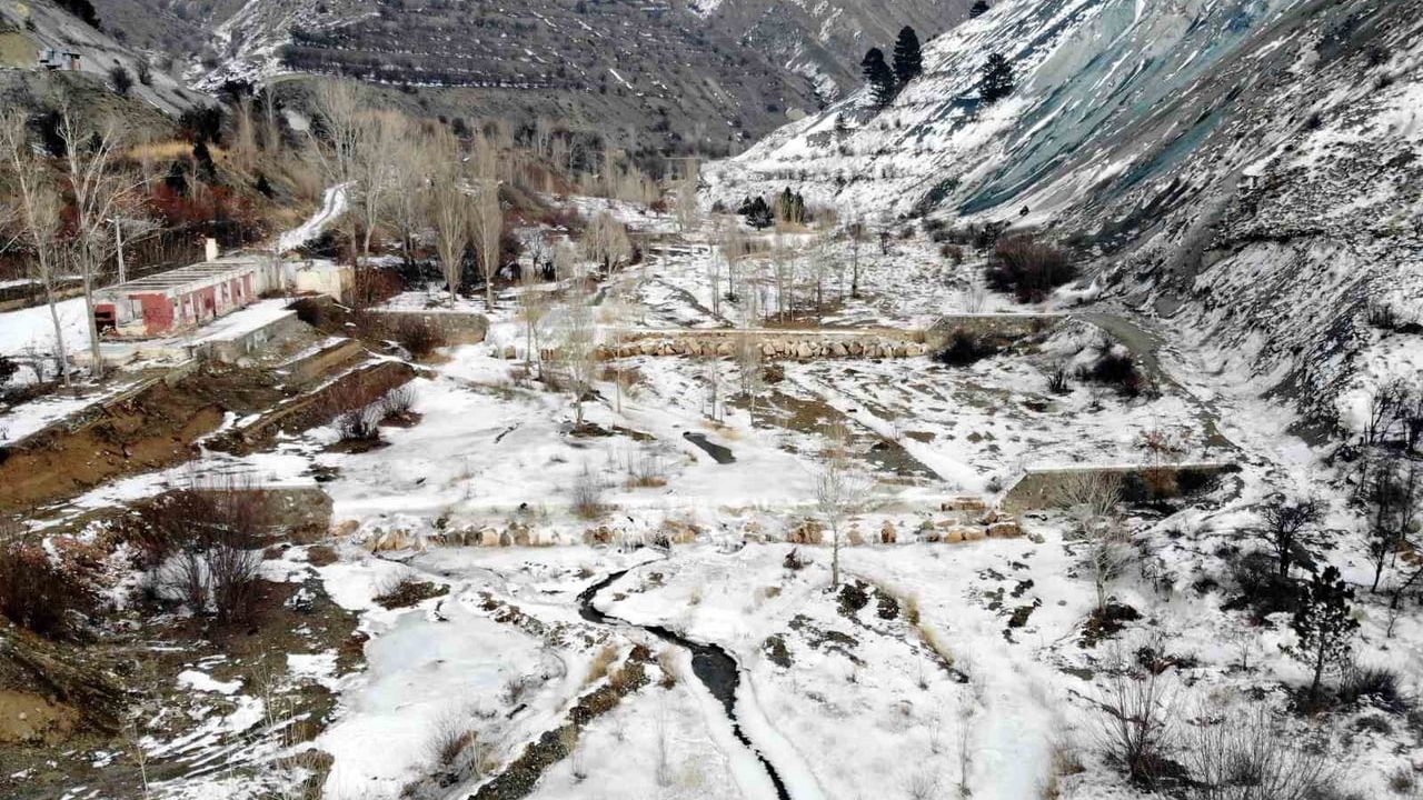 Erzincan'da Kış Etkili: Göletler ve Baraj Gölleri Buzla Kaplandı
