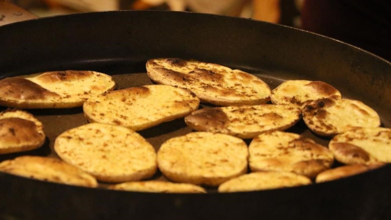 Erzincan'da Kışın Vazgeçilmezi: Çay Ocaklarında Sobada Kaşarlı Patates Geleneği