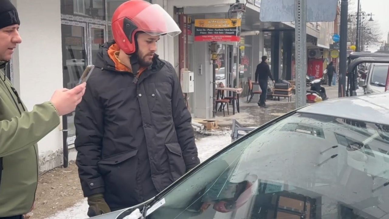 Erzincan'da park halindeki araca düşen su tahliye borusu maddi hasara yol açtı