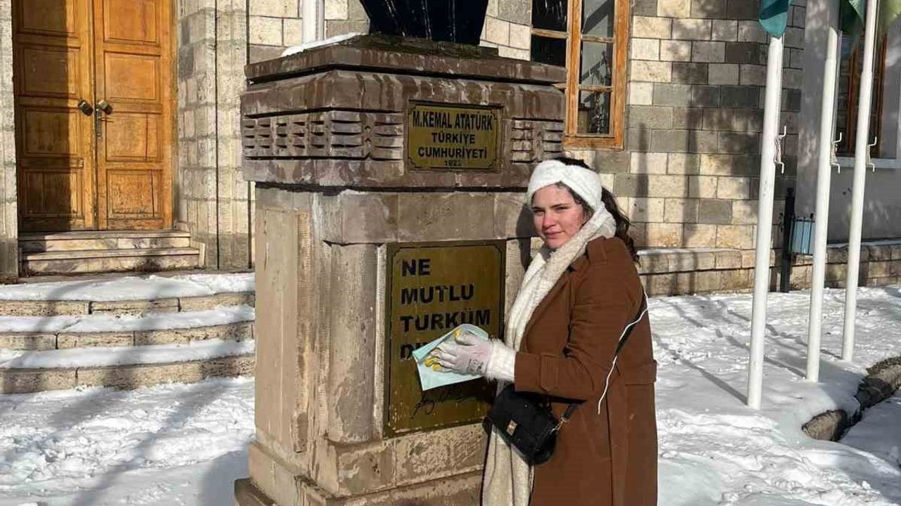 Erzincan'da üniversite öğrencisi Başak Çetin, Belediye Kültür Evi'ndeki büstleri temizledi