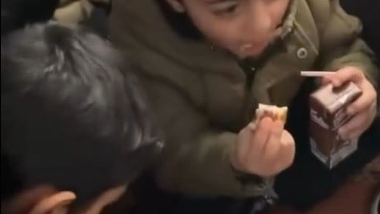 Erzincan'da Yoğun Kar Ulaşımı Aksattı: Kemah'ta Servis Mahsur, Öğrenciler Beslenme Çantalarını Kullandı