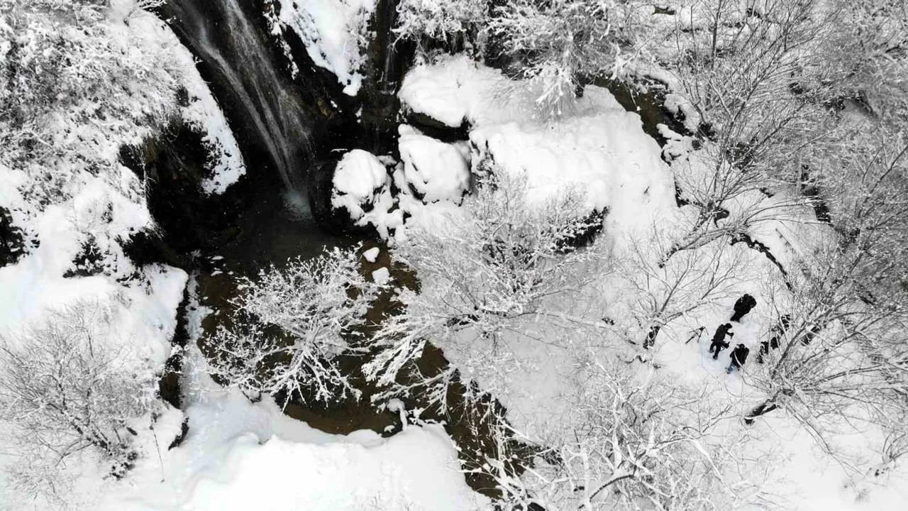 Erzincan Girlevik Şelalesi’nde kar kalınlığı 20 santimetreye ulaştı
